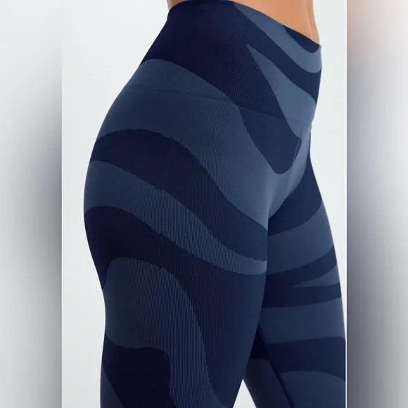 Fabletics Seamless High-Waisted Swirl Legging Navy‎ Blue Size M - Picture 4 of 10
